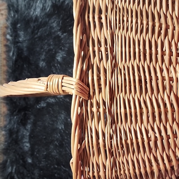 VINTAGE LARGE WICKER BASKET WITH HANDLE. - Picture 2 of 6